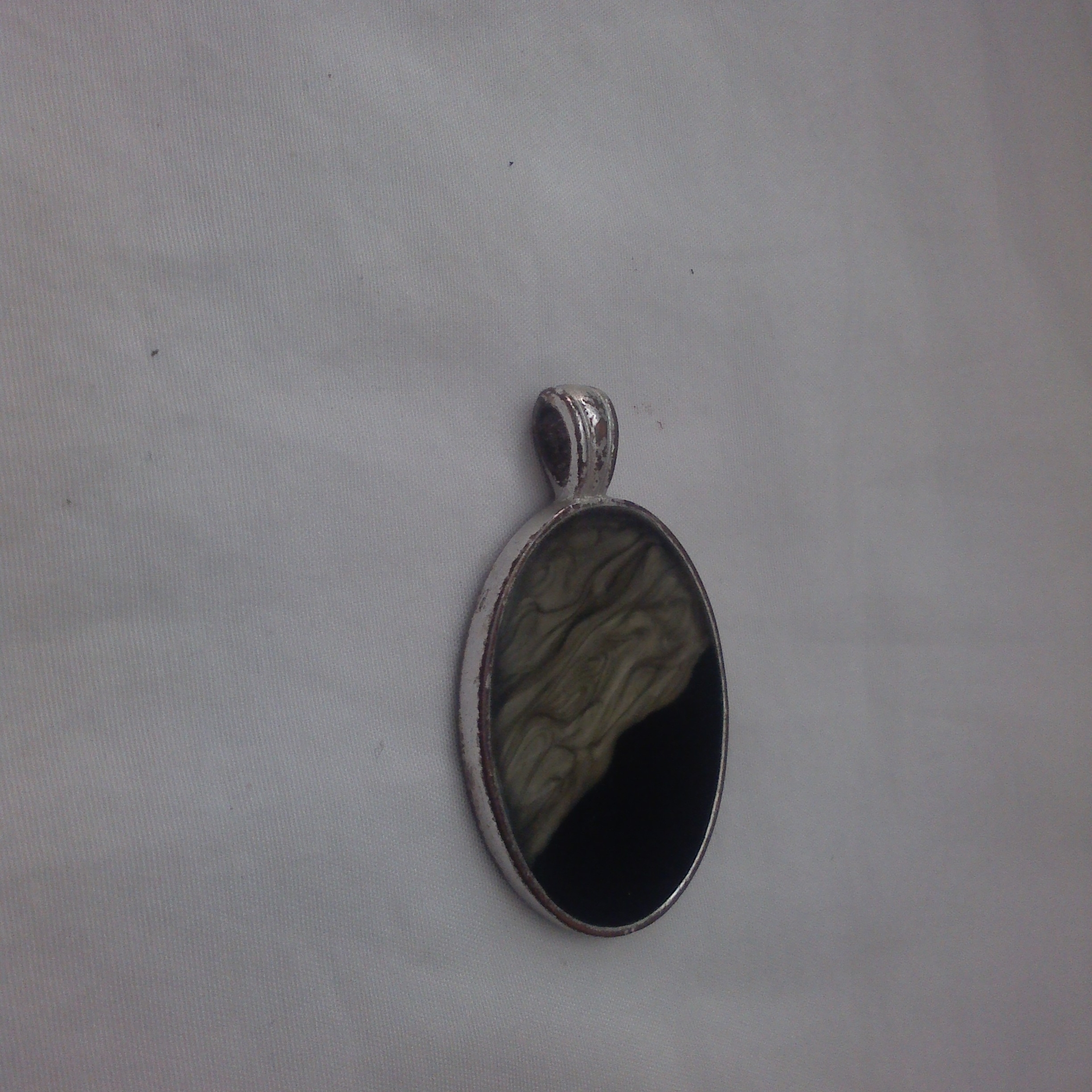 Kenneth Cole Reaction Silver And Black Necklace 9$